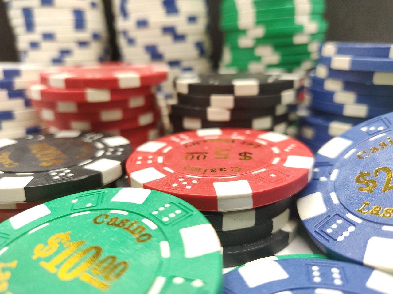 iGaming in 2024: Smarter Bets, Slots, and Poker Tactics